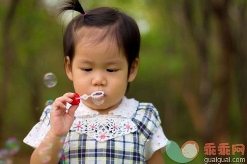 人,婴儿服装,连衣裙,12到17个月,户外_491888977_Blowing bubbles_创意图片_Getty Images China