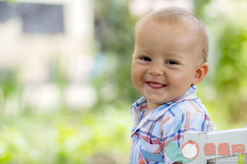 人,休闲装,12到17个月,户外,快乐_149812034_Small boy smiling_创意图片_Getty Images China