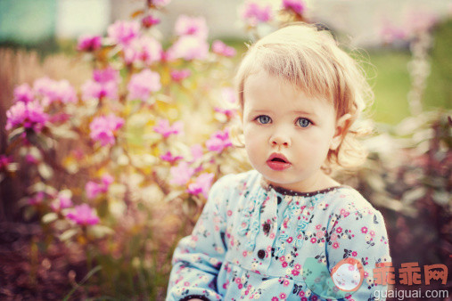 人,婴儿服装,12到17个月,户外,金色头发_133469846_Baby girl in flowers_创意图片_Getty Images China