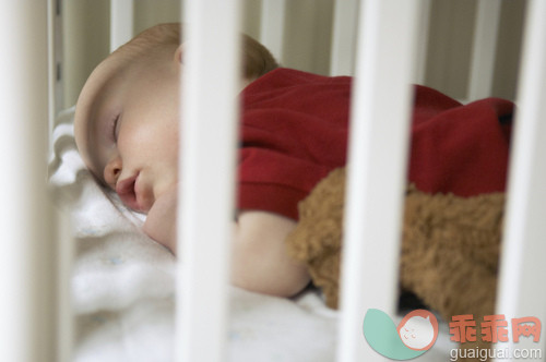 床,白人,婴儿床,家庭生活,闭着眼睛_gic14677891_Baby sleeping_创意图片_Getty Images China