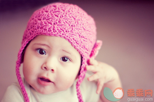 人,婴儿服装,12到17个月,影棚拍摄,手_129432402_Girl wearing beanie hat_创意图片_Getty Images China