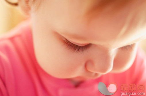 人,婴儿服装,12到17个月,室内,白人_145664749_Toddler girl closeup with pink toning_创意图片_Getty Images China