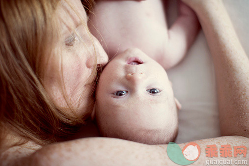 人,室内,40到44岁,快乐,深情的_532097965_Mother lying down, kissing babys cheek, overhead view_创意图片_Getty Images China