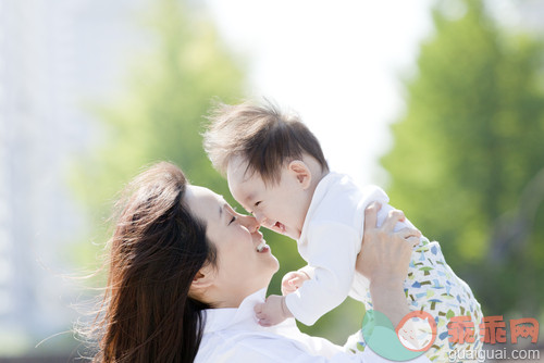 深情的,婴儿期,独生子女家庭,单亲家庭,母亲_gic11164506_Mother lifting up her baby son and rubbing noses outdoors,profile_创意图片_Getty Images China