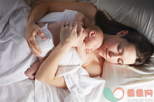 人,床,尿布,生活方式,室内_565973691_Mother sleeping with newborn baby on bed_创意图片_Getty Images China