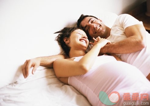 健康生活方式,健康的,摄影,休息,人_pha093000081_Man and pregnant woman side by side on bed_创意图片_Getty Images China