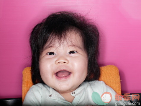 人,婴儿服装,椅子,室内,满意_127845406_Baby girl smiling_创意图片_Getty Images China