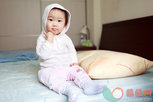 人,婴儿服装,床,12到17个月,室内_162890787_Baby girl sitting in bed_创意图片_Getty Images China