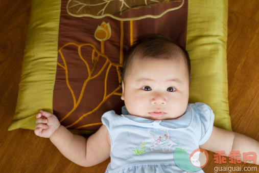 人,婴儿服装,室内,地板,躺_153043497_Baby girl lying on pillow_创意图片_Getty Images China