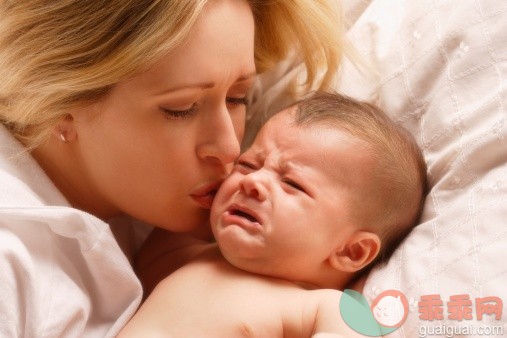 人,床,室内,25岁到29岁,深情的_77891658_Young mother kissing crying baby_创意图片_Getty Images China