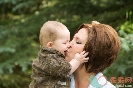 人,休闲装,户外,30岁到34岁,短发_150019294_Baby boy with mother_创意图片_Getty Images China