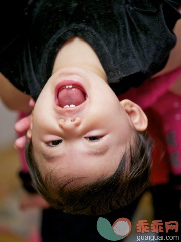 人,休闲装,婴儿服装,室内,中间部分_135282045_Baby girl having fun being held upside down_创意图片_Getty Images China