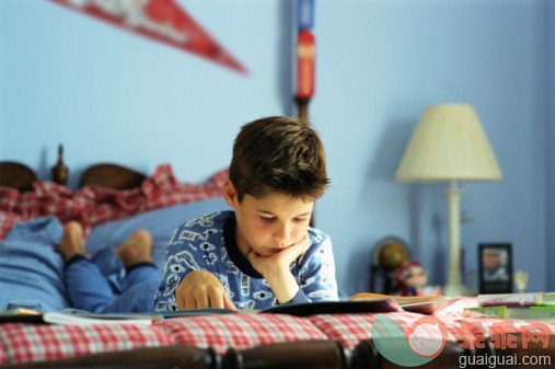 人,二件式睡衣,教育,室内,棕色头发_91279564_Boy doing homework in bedroom_创意图片_Getty Images China