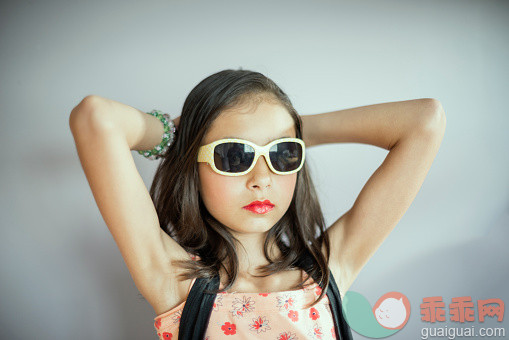 人,唇膏,影棚拍摄,太阳镜,直发_566356971_Mixed race girl wearing makeup and sunglasses_创意图片_Getty Images China