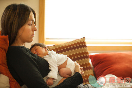 人,软垫,室内,25岁到29岁,棕色头发_490964031_Sleeping new mother and infant_创意图片_Getty Images China