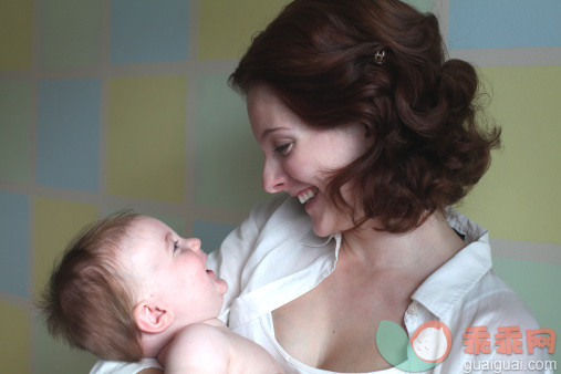 人,休闲装,半装,室内,20到24岁_107668733_mother  and her baby boy smiling at each other_创意图片_Getty Images China