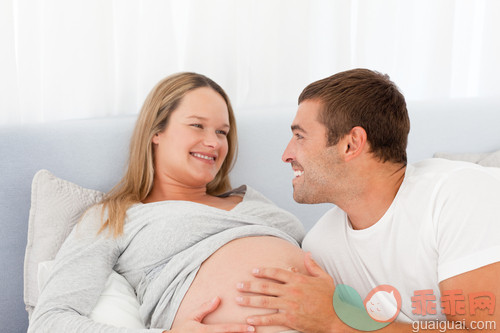 30岁到34岁,美女,美,肚子,怀孕_gic9082763_Lovely future parents resting on a bed and looking at each other_创意图片_Getty Images China