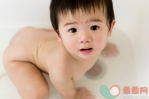人,浴盆,游泳,嬉戏的,可爱的_554314337_Baby boy in the bathtub_创意图片_Getty Images China