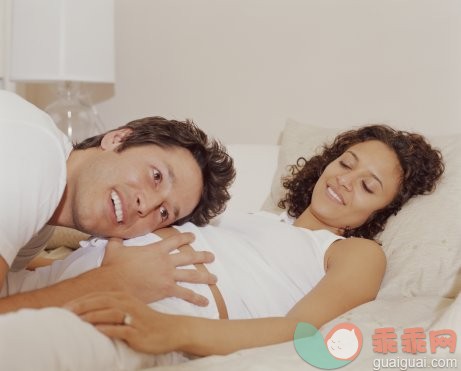 人生大事,摄影,头发长度,中长发,人_200185593-001_Man with head on pregnant woman's stomach, smiling_创意图片_Getty Images China