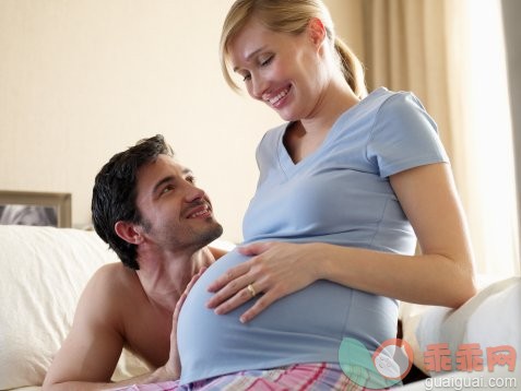 人生大事,摄影,室内,卧室,触摸_200415146-002_Expectant couple on bed, smiling, close-up_创意图片_Getty Images China