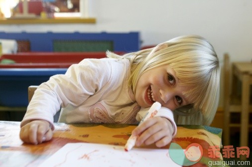 相机,人,教育,室内,快乐_129854827_4 year old girl smiling into camera at nursery,drawing_创意图片_Getty Images China