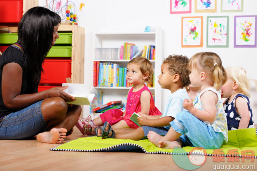 人造,人,活动,图像,设备用品_125143872_Teacher/Carer/ Childminder Reading To A Group Of Toddlers At Nursery_创意图片_Getty Images China