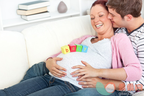 深情的,美女,美,肚子,迷人_gic8245900_Portrait of a merry pregnant woman with baby cubes on her belly and of her husband kissing her on a sofa_创意图片_Getty Images China