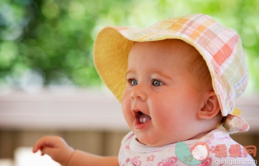 人,帽子,户外,快乐,白人_80706188_Baby girl wearing sunhat_创意图片_Getty Images China