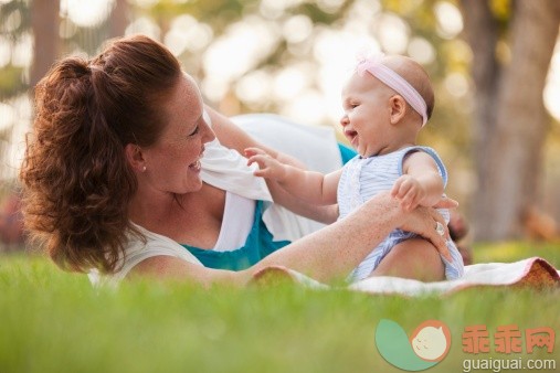 人,活动,沟通,2到5个月,户外_142025338_Mother and daughter (1-6 months) on grass laughing_创意图片_Getty Images China