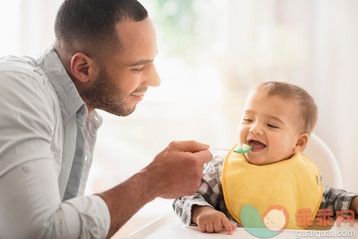 人,饮食,食品,室内,30岁到34岁_557475705_Father feeding baby son in high chair_创意图片_Getty Images China