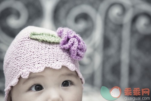 12到23个月,6到11个月,婴儿期,褐色眼睛,鸭舌帽_gic14767511_Baby (6-11 months) wearing knit hat_创意图片_Getty Images China