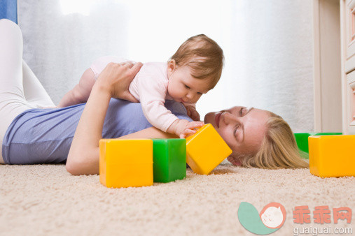 人,休闲装,住宅内部,地毯,玩具_110054757_A mother and baby daughter playing with toy blocks_创意图片_Getty Images China