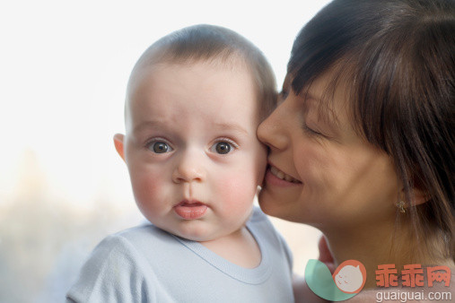 人,休闲装,住宅内部,室内,20到24岁_119134830_A woman kissing her surprised baby boy_创意图片_Getty Images China