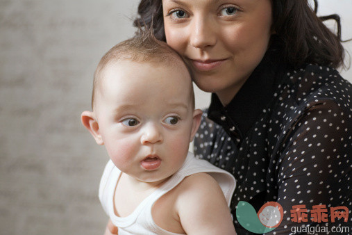 人,住宅内部,室内,20到24岁,人的脸部_119134823_A woman holding her baby boy_创意图片_Getty Images China