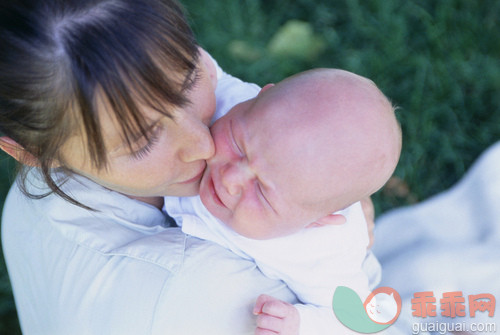 2到5个月,30岁到34岁,连身衣,砰,棕色头发_gic14767734_Mother holding crying baby_创意图片_Getty Images China