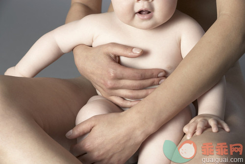 6到11个月,身体关注,彩色背景,部分,可爱的_gic14769371_Woman sitting and holding baby_创意图片_Getty Images China
