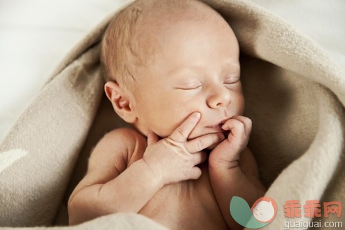 婴儿期,毯子,白人,闭着眼睛,面部表情_gic14768168_Newborn baby wrapped loosely in a blanket, eyes closed_创意图片_Getty Images China