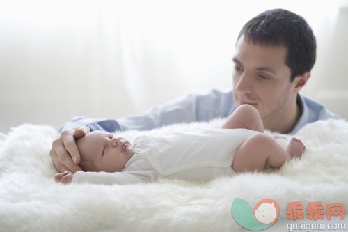 动物毛发,床,卧室,白人,白昼_gic14768646_Father holds two week old newborn babies head_创意图片_Getty Images China