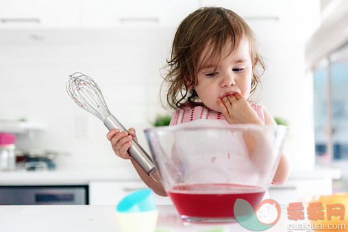 凌乱,厨房,人,食品,甜食_484830480_Little girl preparing jello_创意图片_Getty Images China