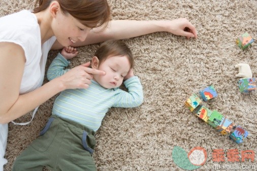 人,休闲装,室内,25岁到29岁,东亚人_78014896_A mother and a baby laying down on the floor_创意图片_Getty Images China