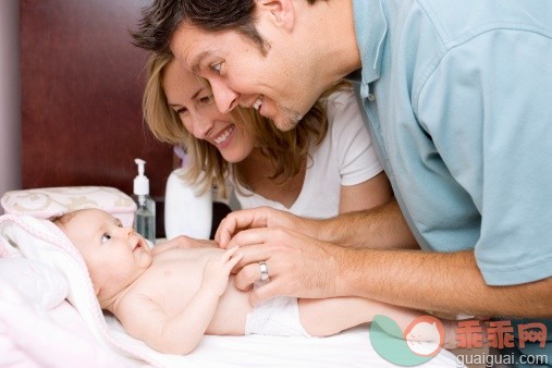 人,室内,快乐,白人,职业_78406011_Parents smiling at baby_创意图片_Getty Images China