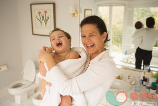 人,镜子,室内,25岁到29岁,30岁到34岁_86067829_Mother holding laughing baby in bathroom_创意图片_Getty Images China