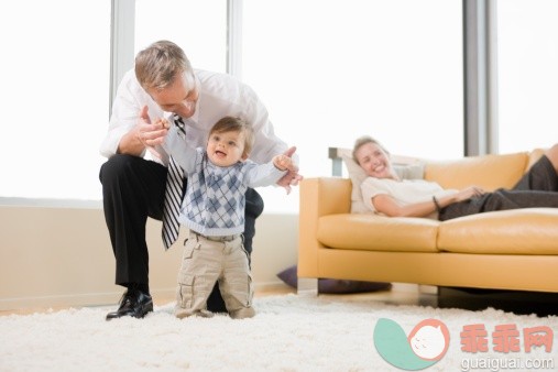 人,沙发,人生大事,室内,30岁到34岁_78406324_Father helping baby walk_创意图片_Getty Images China