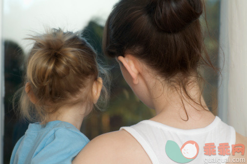 人,休闲装,生活方式,室内,25岁到29岁_103405987_A young woman holding her young daughter_创意图片_Getty Images China