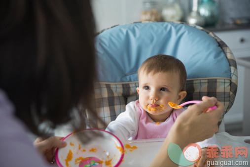 凌乱,人,饮食,休闲装,食品_478160029_Cute baby girl being fed by mother at home_创意图片_Getty Images China