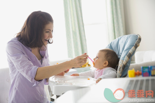 人,饮食,休闲装,食品,生活方式_478160005_Woman feeding baby girl in high chair at home_创意图片_Getty Images China