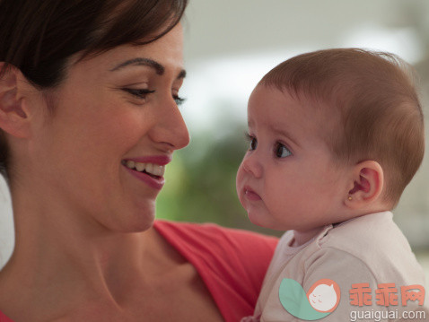 人,住宅内部,生活方式,室内,25岁到29岁_479631111_Mother posing with baby daughter and smiling _创意图片_Getty Images China