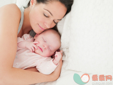 人,休闲装,床,室内,25岁到29岁_104821523_Mother and baby sleeping in bed_创意图片_Getty Images China