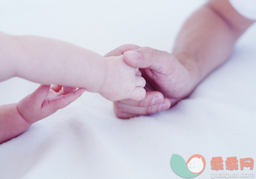 2到5个月,白人,部分,女儿,家庭_gic14771395_Father holding baby's hand, close-up_创意图片_Getty Images China