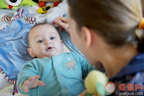 保姆,床,兄弟,白人,家具_gic14772036_Girl playing with baby brother on bed_创意图片_Getty Images China